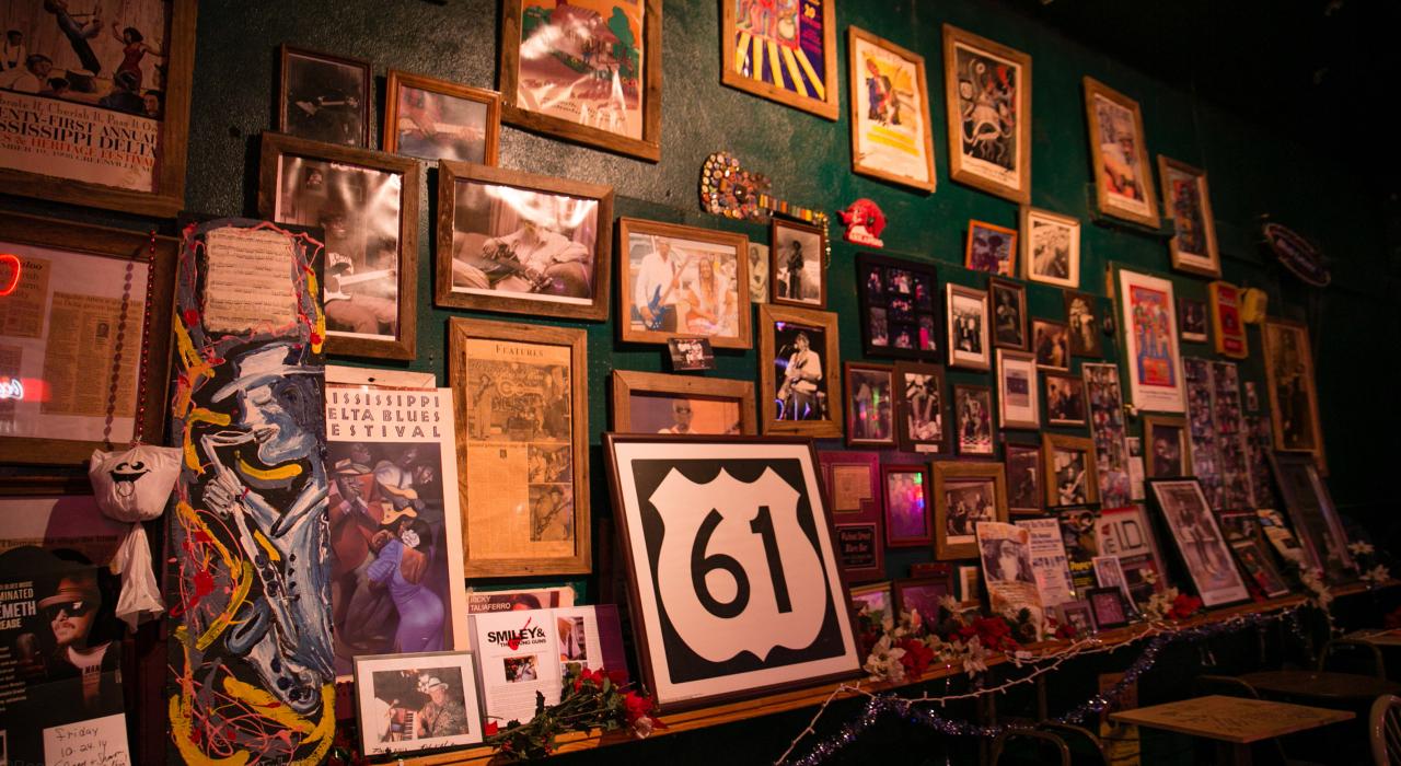 Souvenirs et photos historiques exposés au Walnut Street Blues Bar de Greenville, Mississippi