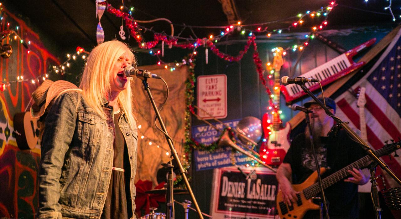 Groupe se produisant au Walnut Street Blues Bar de Greenville, Mississippi