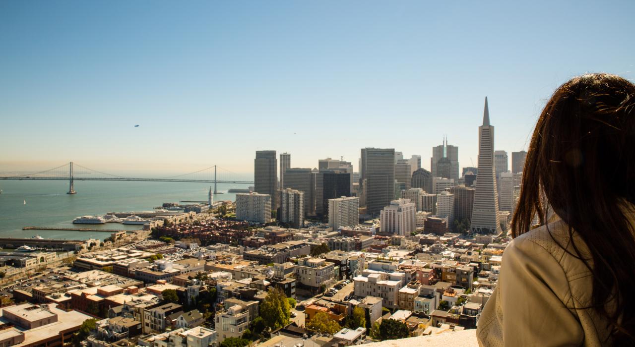 Vistas del centro de la ciudad de San Francisco y el Golden Gate Bridge en California