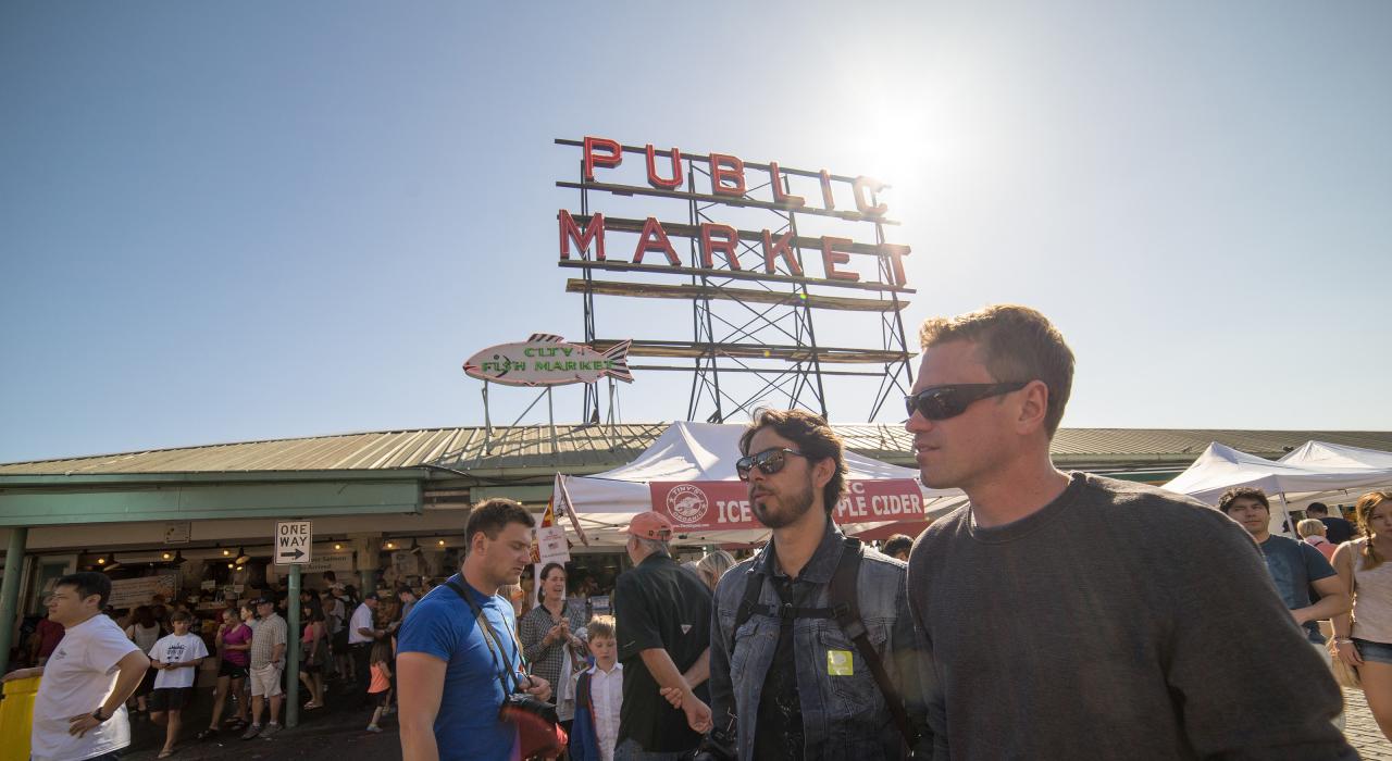 Vor den Läden am Pike Place Market im Zentrum von Seattle, Washington