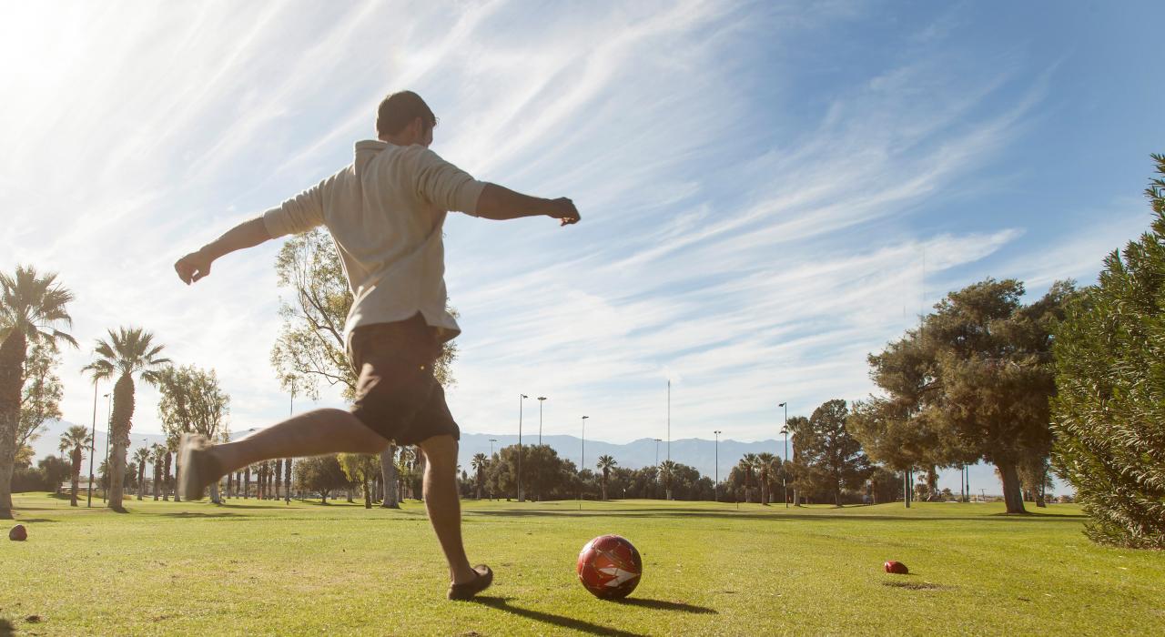 在提供夜间照明的 The Lights at Indio 高尔夫球场体验足式高尔夫的乐趣