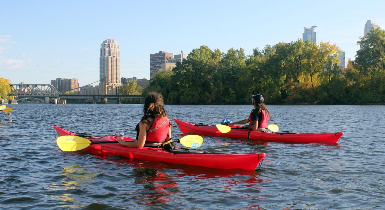 Kajaktour nahe des Stadtzentrums oberhalb der Wasserfälle