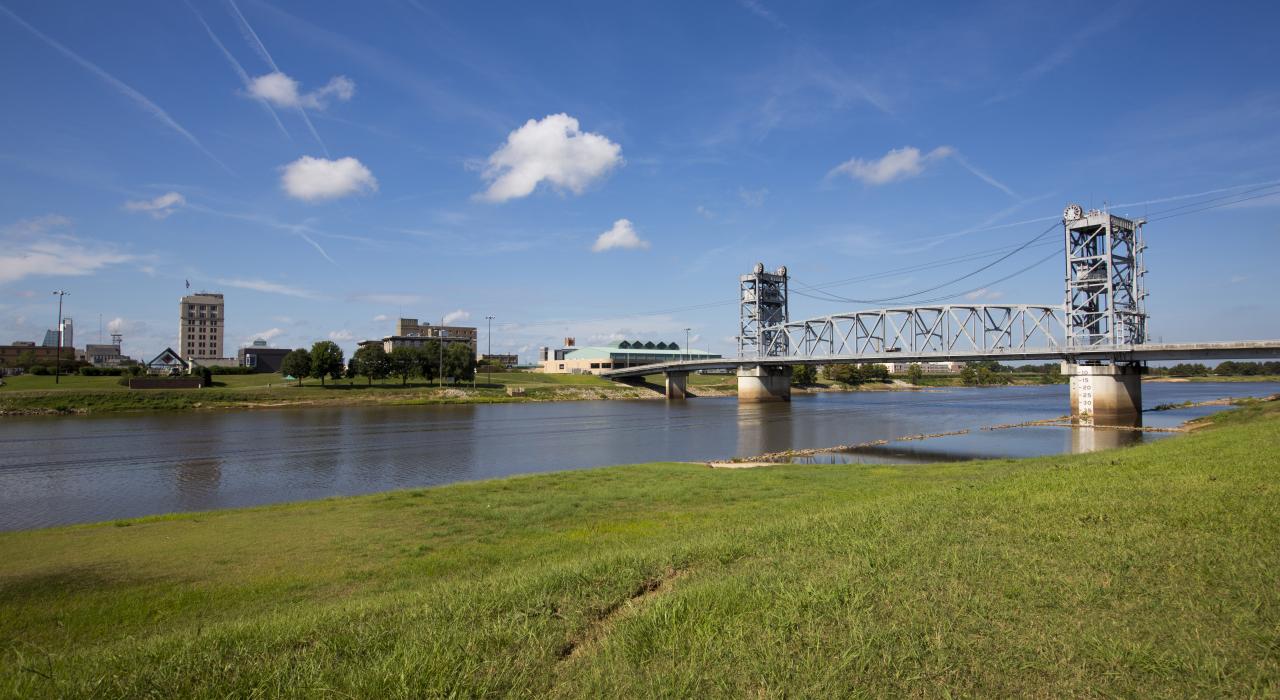 El Gillis Long Bridge que conecta Alexandria y Pineville en Luisiana 