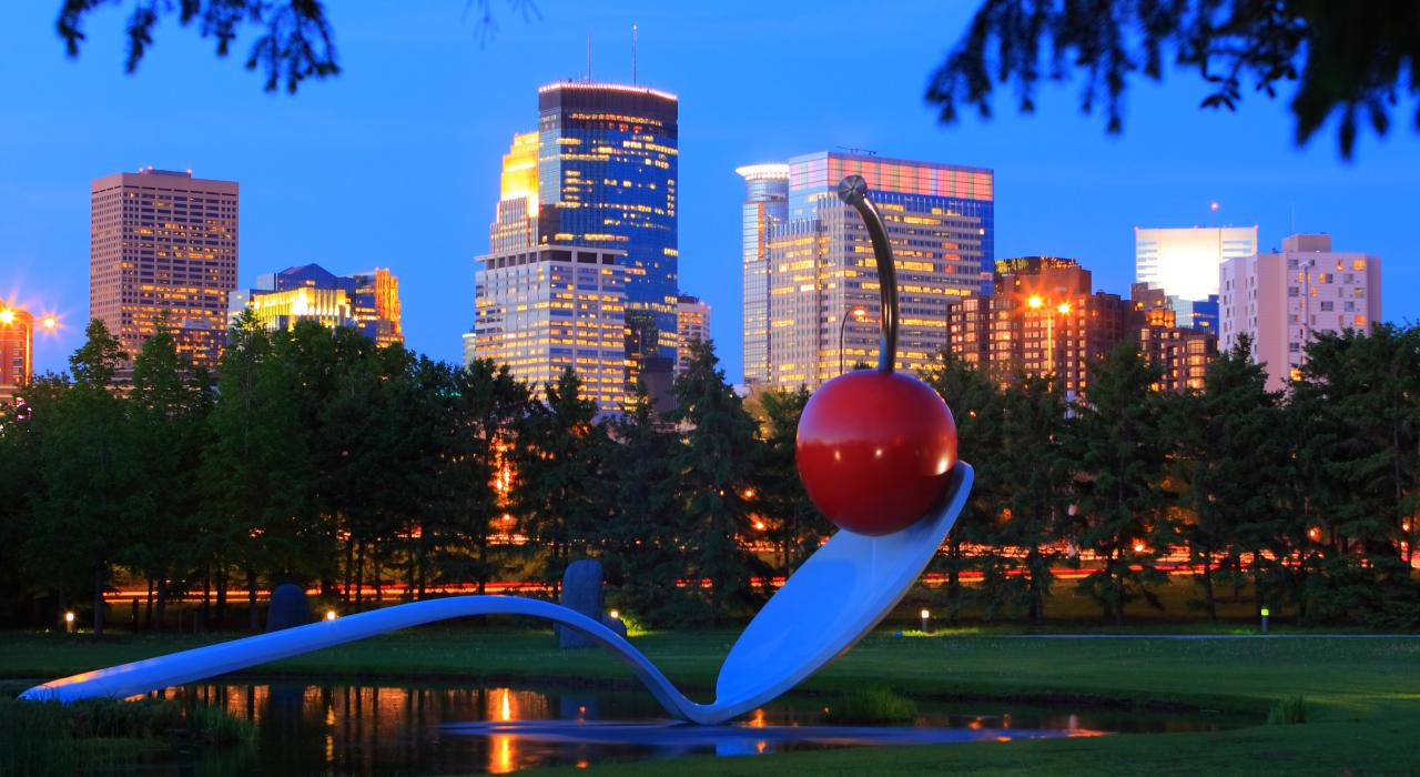 Die Skulptur „Spoonbridge and Cherry“ im Minneapolis Sculpture Garden bei Abenddämmerung