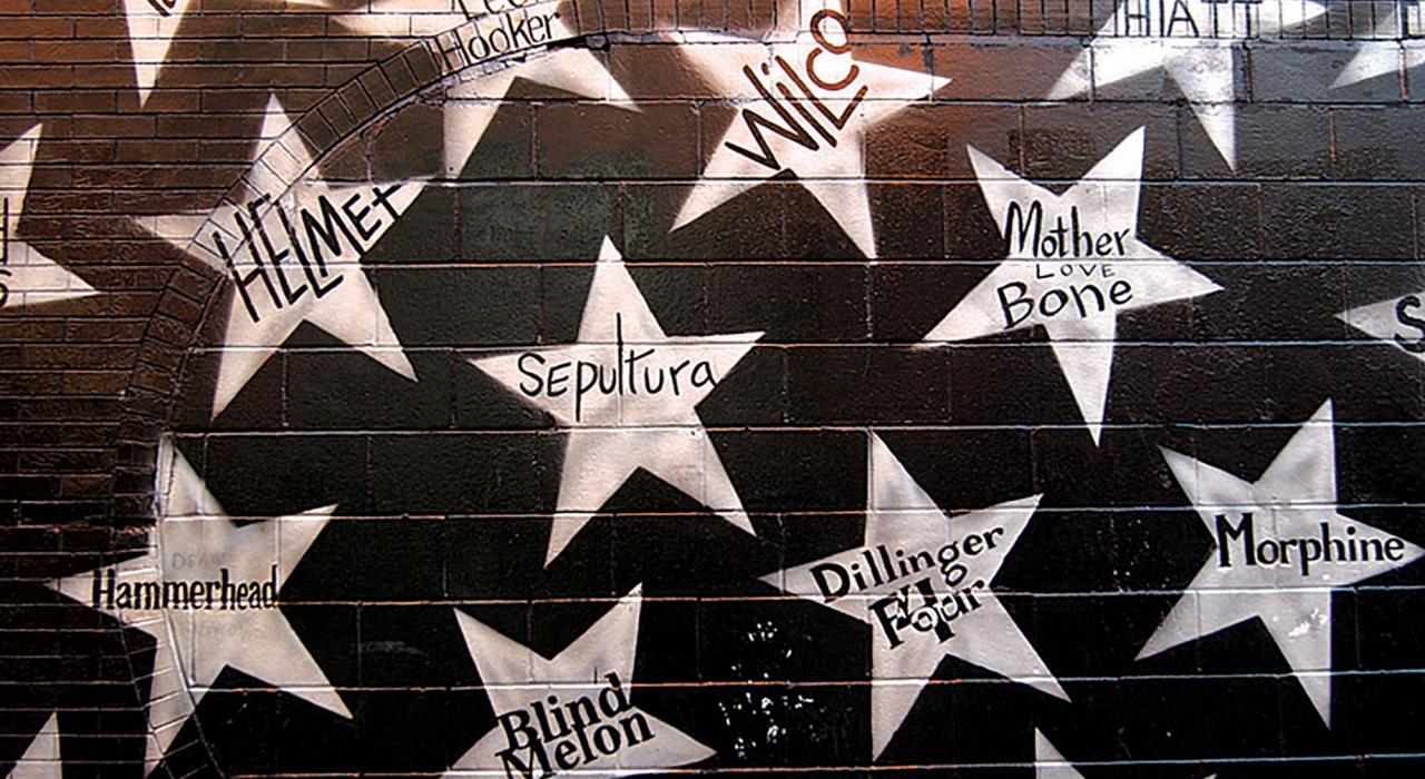 Das Kunstwerk „The Stars“ an einer Häuserfassade am Eingang eines Konzertsaals an der First Avenue Ecke 7th St.