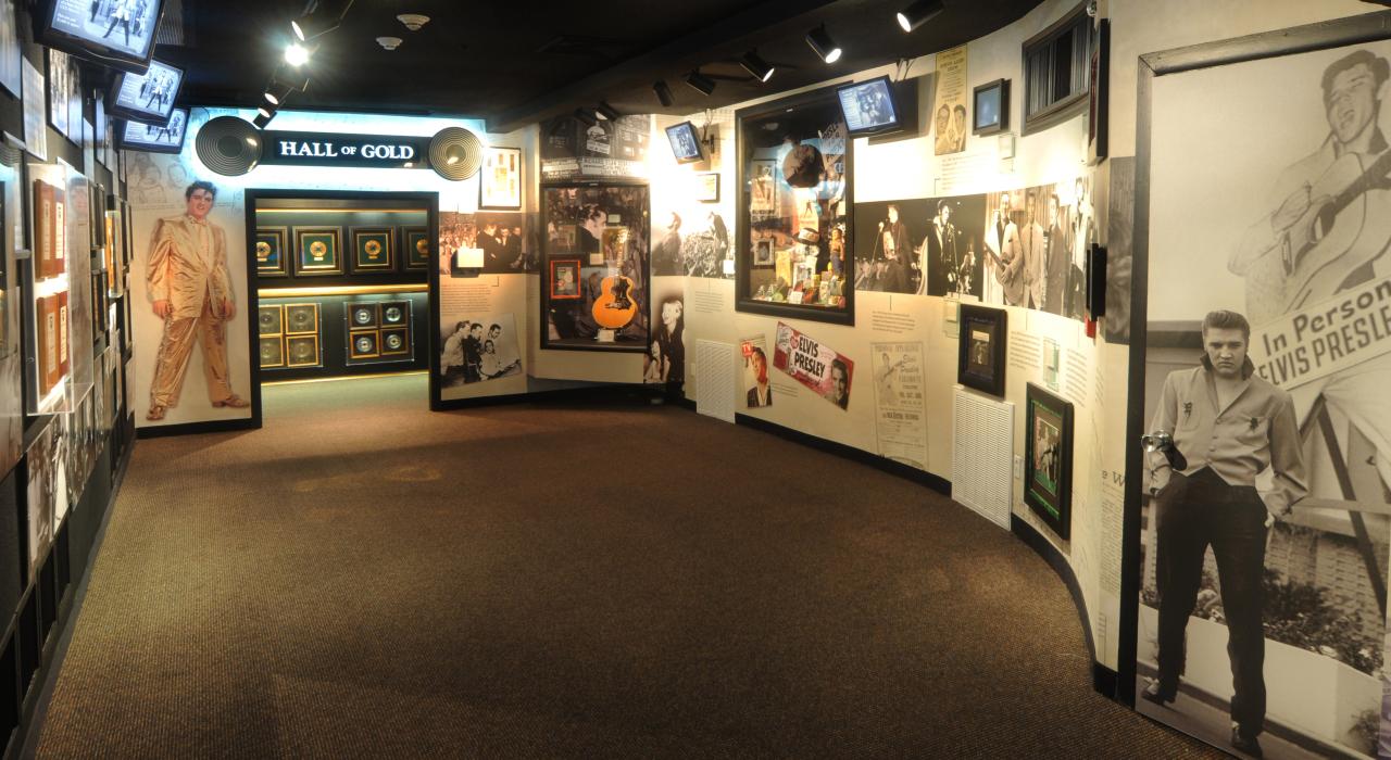 Exposición y cronología en Graceland, la mansión de Elvis Presley en Memphis, Tennessee