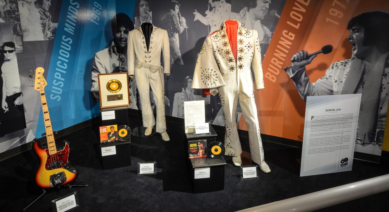 Exhibición de recuerdos de Elvis Presley en Graceland en Memphis, Tennessee