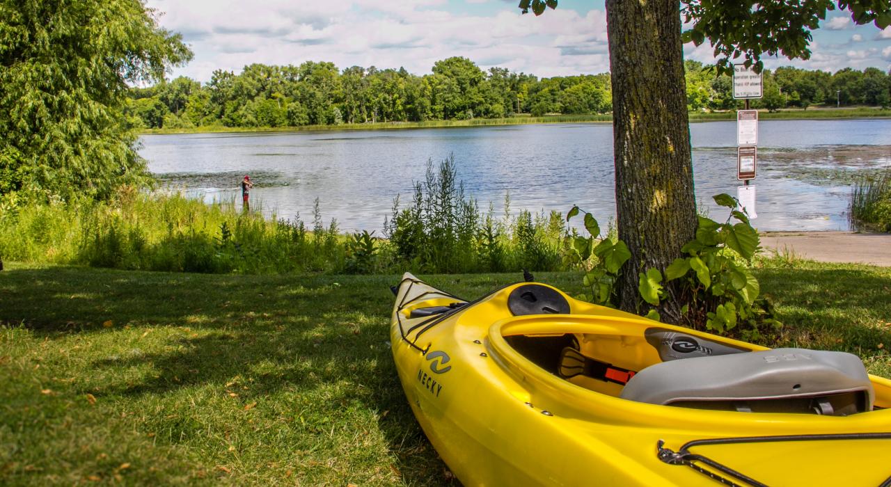 在海兰湖公园保护区划皮划艇、垂钓