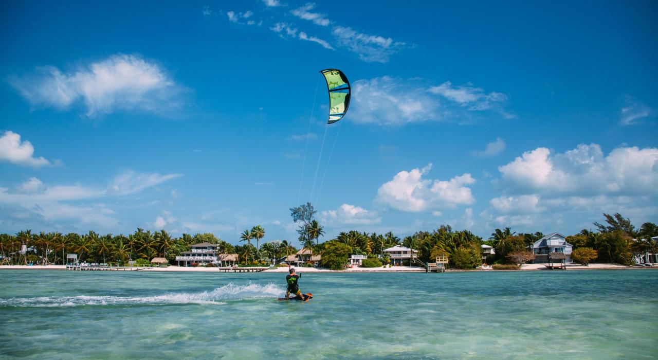 Ein Kiteboarder im kristallklaren Wasser vor Islamorada