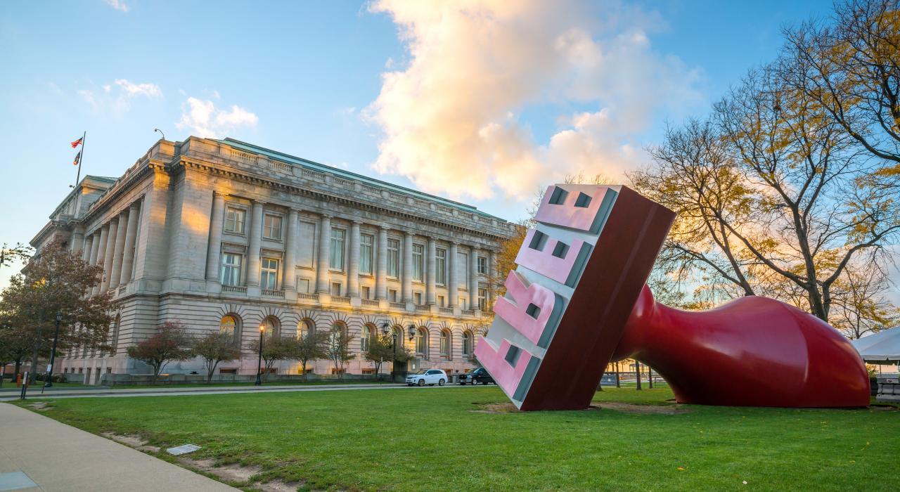 位于克利夫兰市政厅旁 Willard Park 公园内的“Free Stamp”艺术雕塑