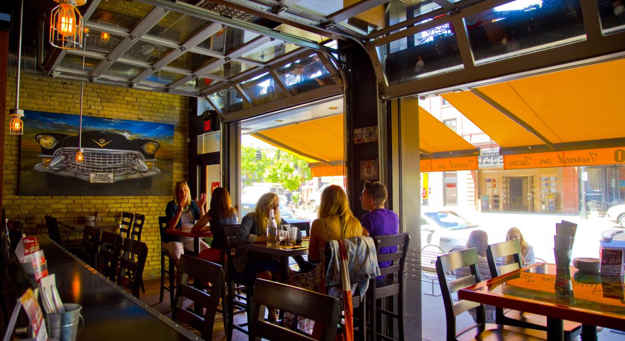 在风格时尚的 Vinyl Taco 餐厅享用大餐