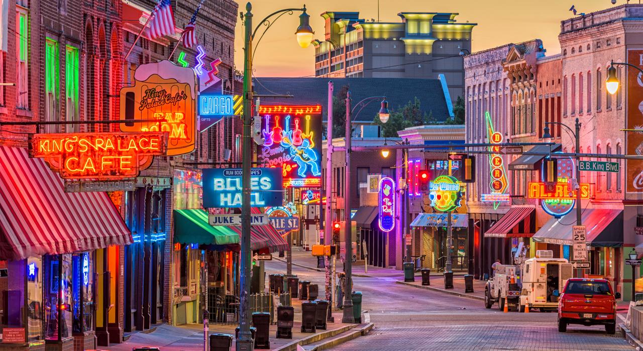 Nachtclubs und Restaurants in der Beale Street in Memphis, Tennessee
