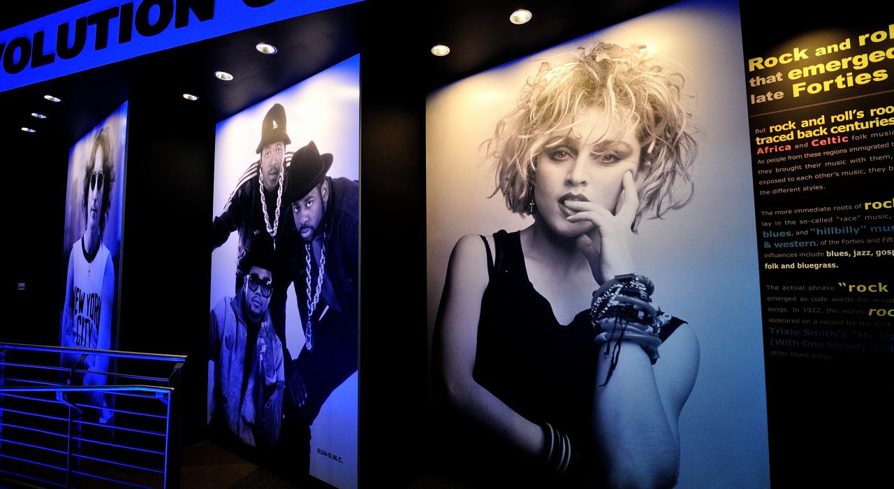 Recorrido por las exhibiciones dentro del Rock & Roll Hall of Fame en Cleveland, Ohio