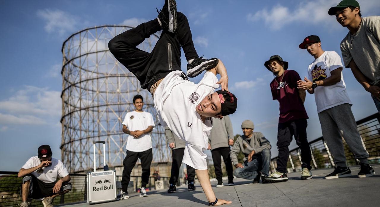 Breakdancing, un estilo libre de baile callejero al ritmo del hip-hop