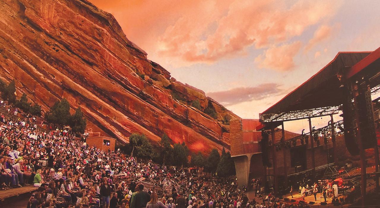 到紅石露天劇場欣賞現場演出