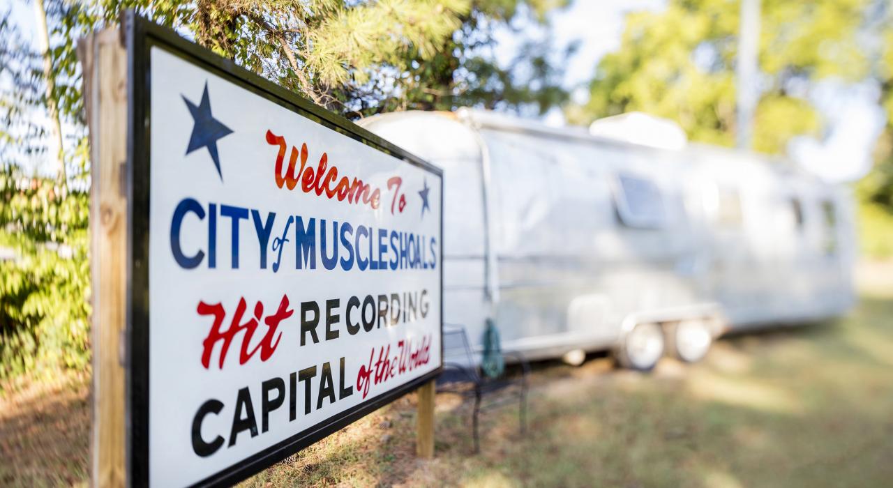 A welcome sign for Muscle Shoals, Alabama