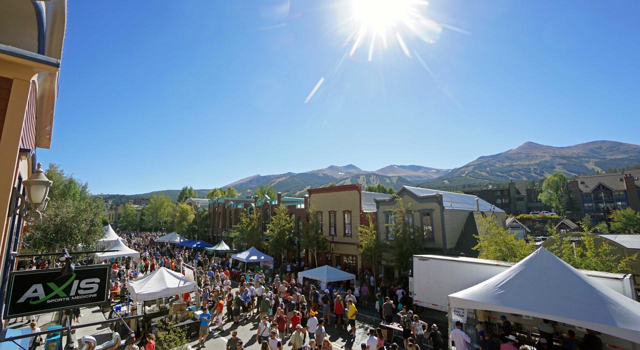 Entorno pintoresco para reunirse en el centro para la celebración del Oktoberfest