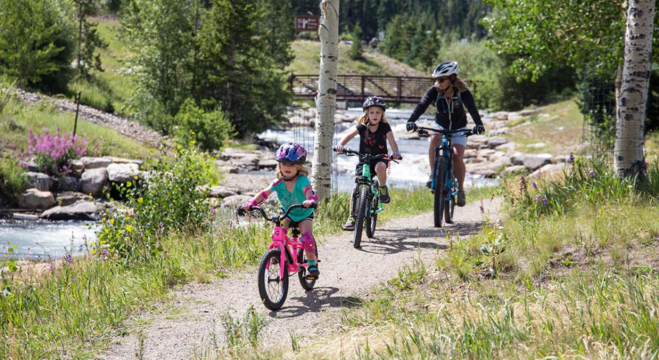 Fácil ruta de ciclismo para las familias junto al Blue River