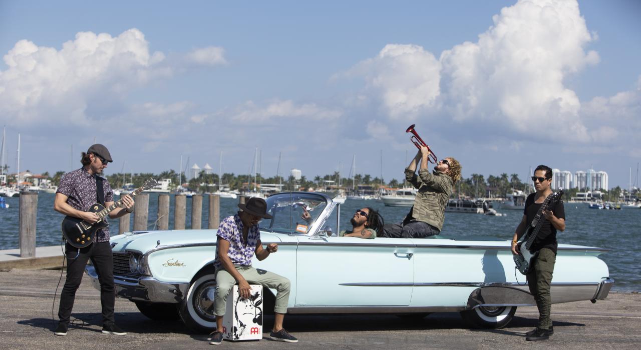 多文化跨流派乐队 Xperimento 在佛罗里达州迈阿密的海滨旁摆姿势拍照留念