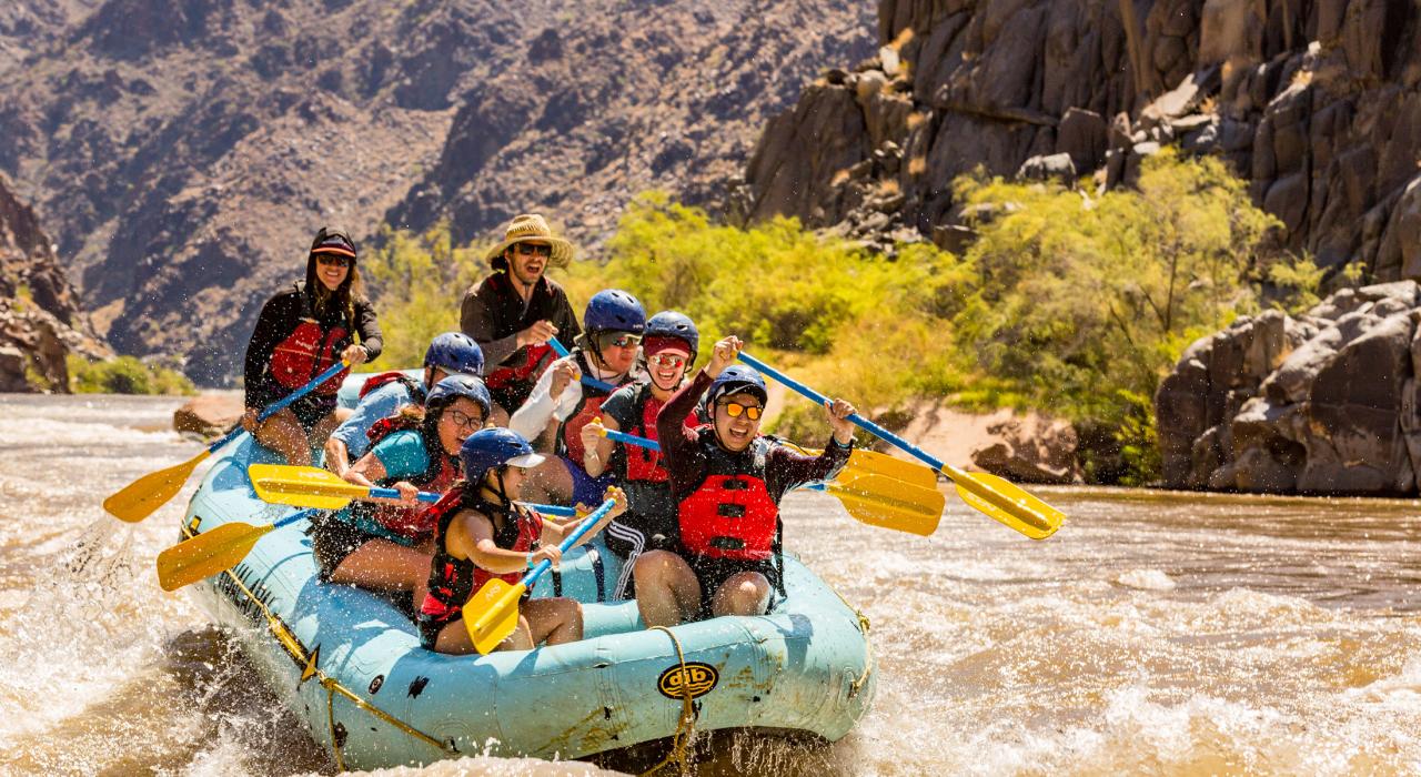 Une descente en rafting dans les rapides du fleuve Colorado organisée par Hualapai River Runners