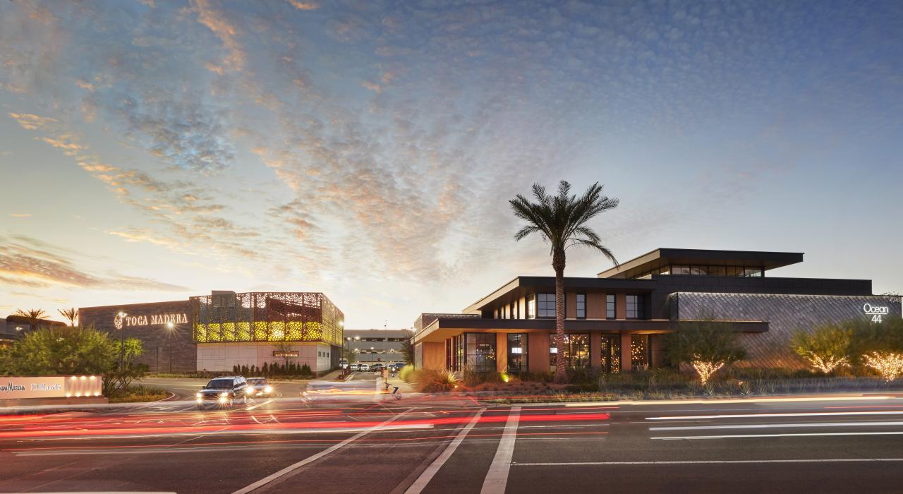 Un atardecer desértico en Scottsdale Fashion Square en Arizona