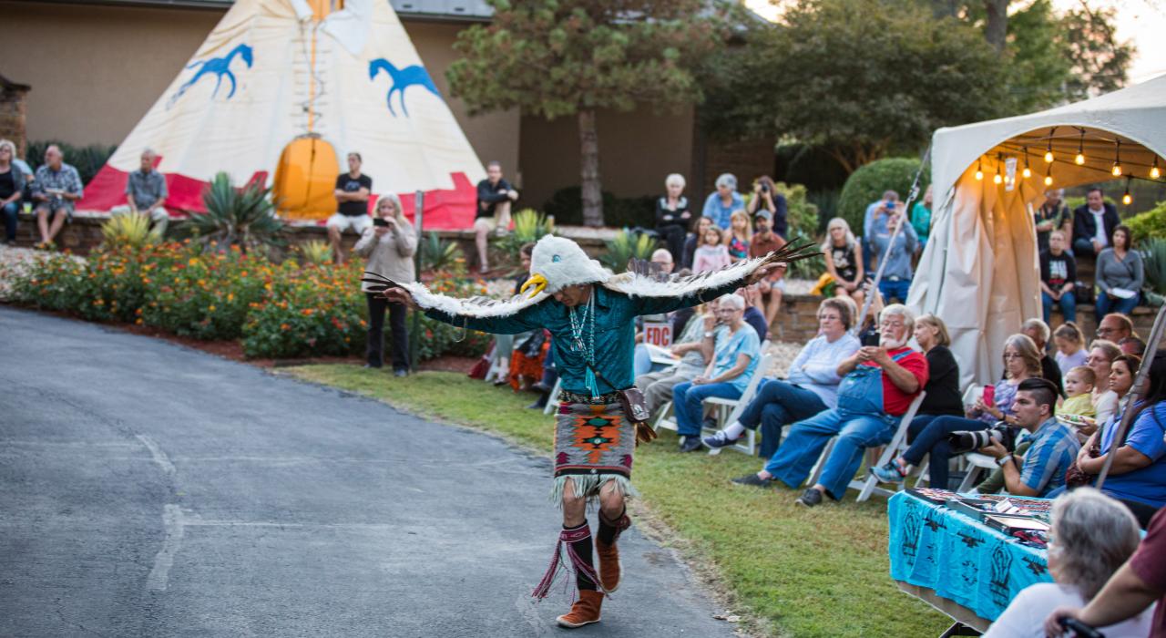 Una demostración del baile tradicional en la Native American Cultural Celebration del Museum of Native American History
