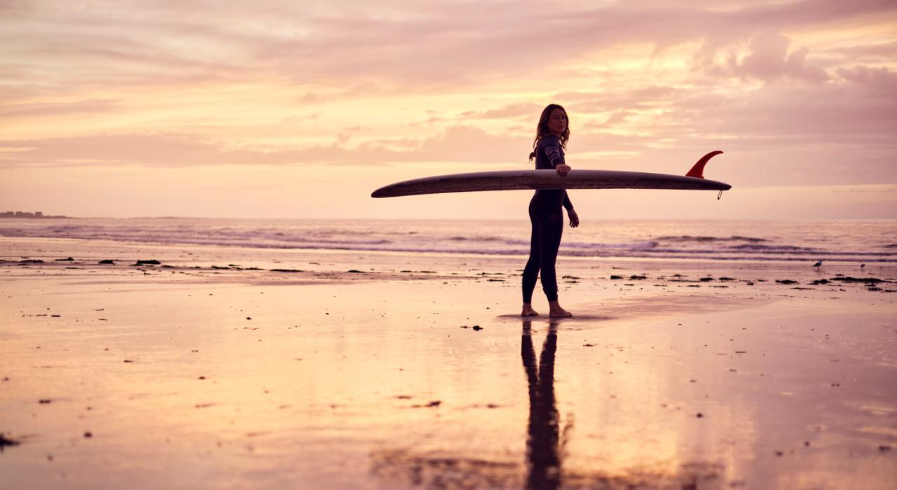 Surfista na praia em Biddeford, Maine
