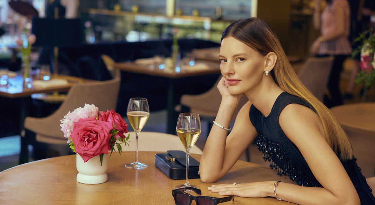 Disfrutando de una comida en el lujoso comedor del restaurante francés Knife Pleat, ganador de estrellas Michelin