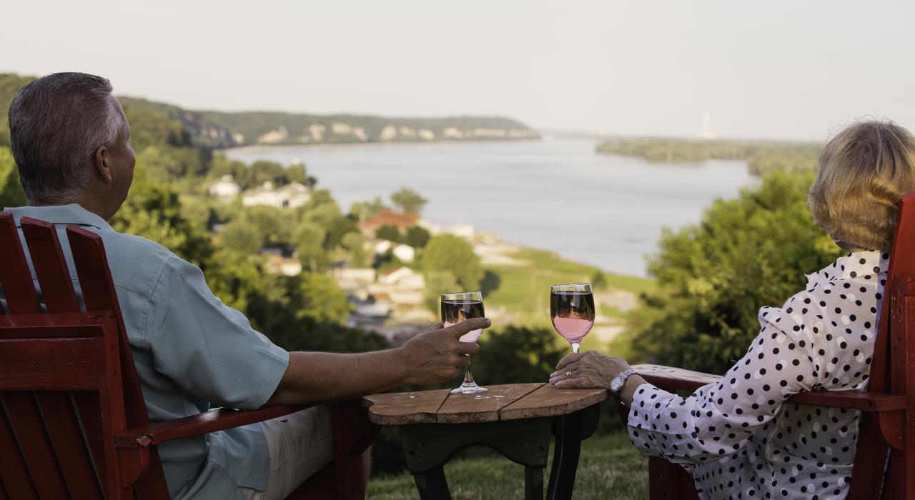 The Tara Point Inn along the Meeting of the Great Rivers National Scenic Byway in Grafton, Illinois The Tara Point Inn along the Meeting of the Great Rivers National Scenic Byway in Grafton, Illinois