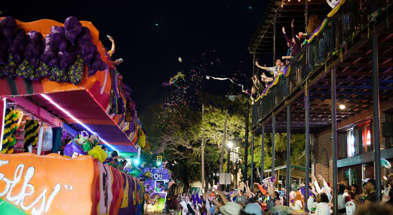 Los animados desfiles y decoraciones iluminan el centro de Houma durante el Mardi Gras