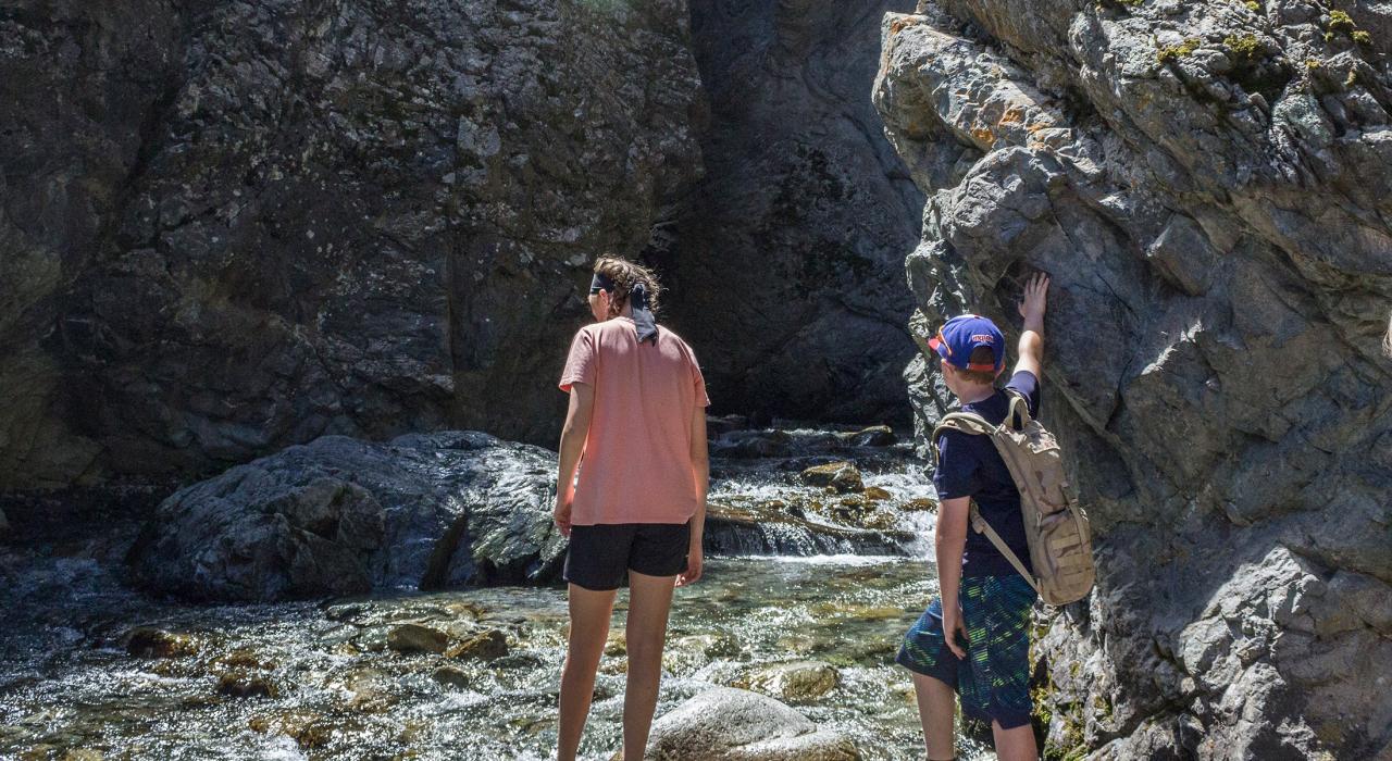 Caminar por las frescas aguas de la base de las Zapata Falls