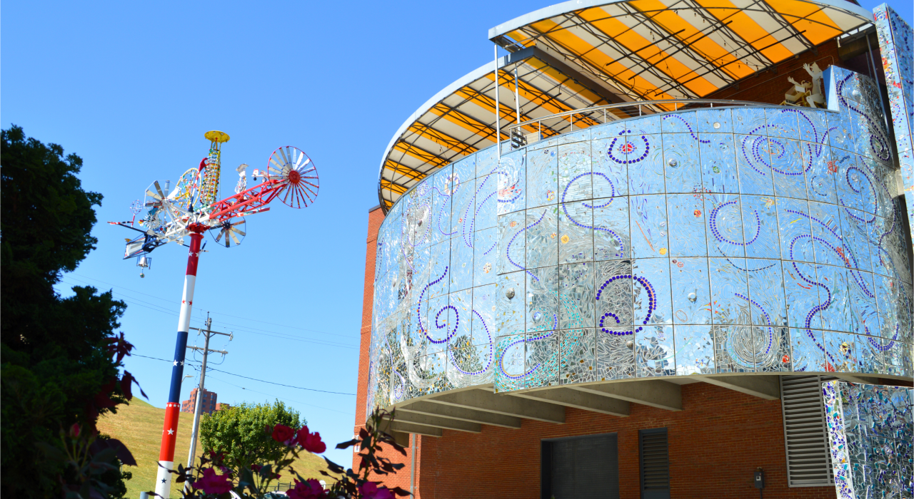 美国视觉艺术博物馆引人注目的外观，该博物馆重点展示自学成才的艺术家的佳作