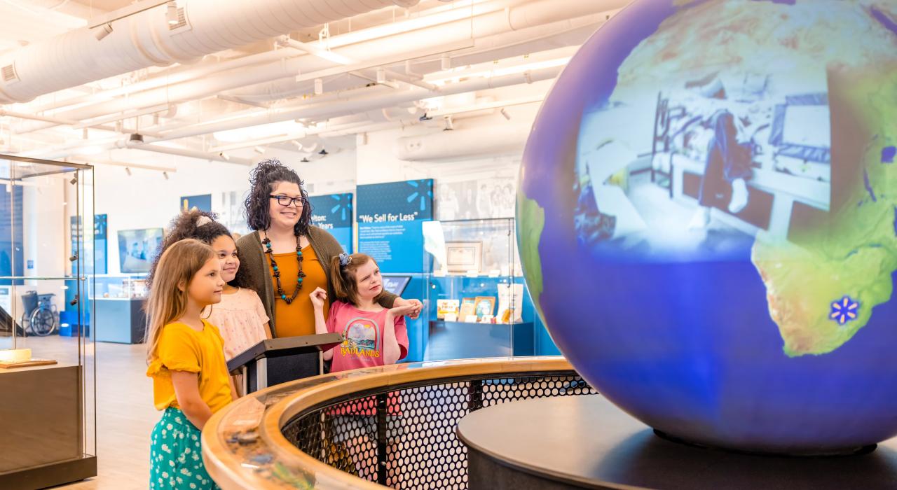 Realiza un recorrido autoguiado por The Walmart Museum Heritage Lab