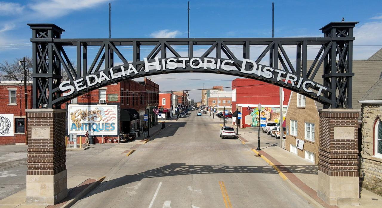 A sign welcomes visitors to the Sedalia Historic District