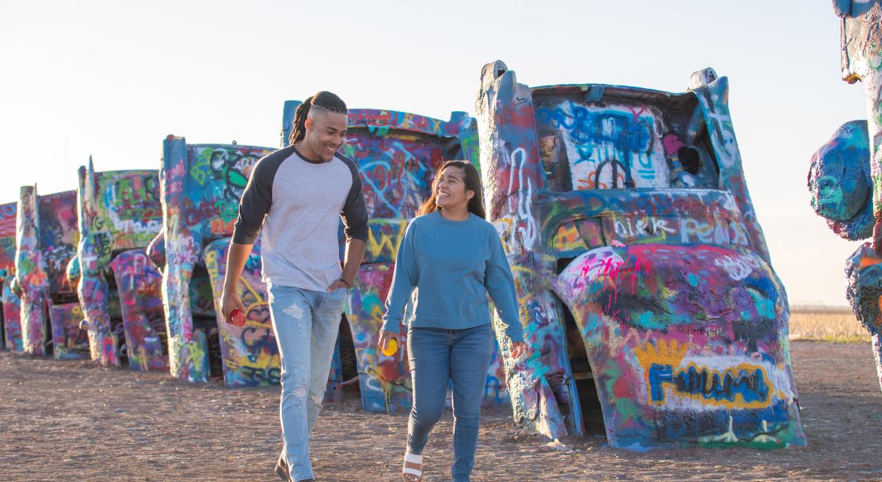 Explorando la instalación de arte en Cadillac Ranch en Amarillo