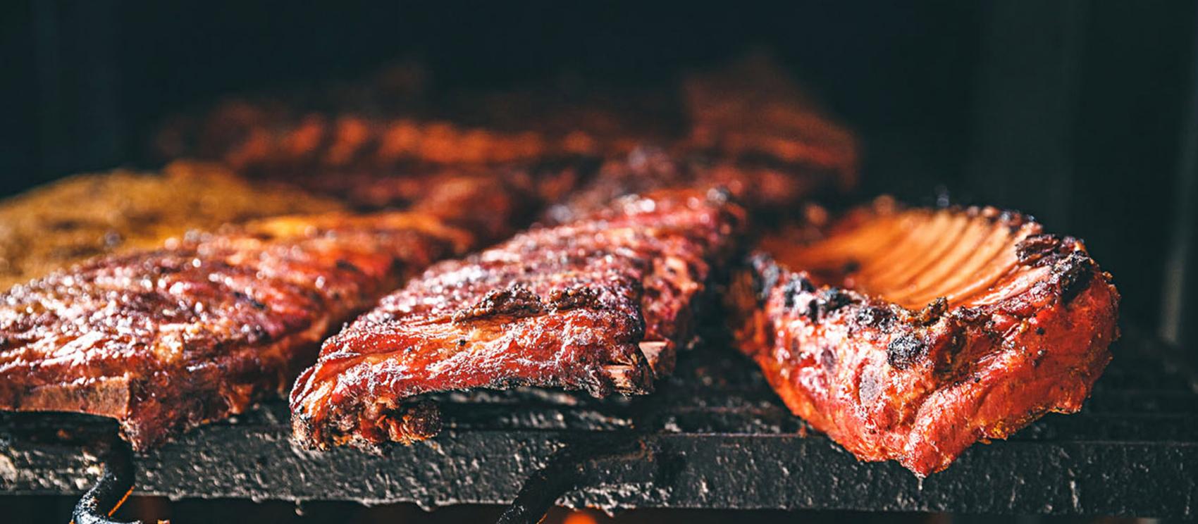 堪萨斯城 Woodyard Bar-B-Que 餐厅滚烫烤架上精心烹制而成的肋排