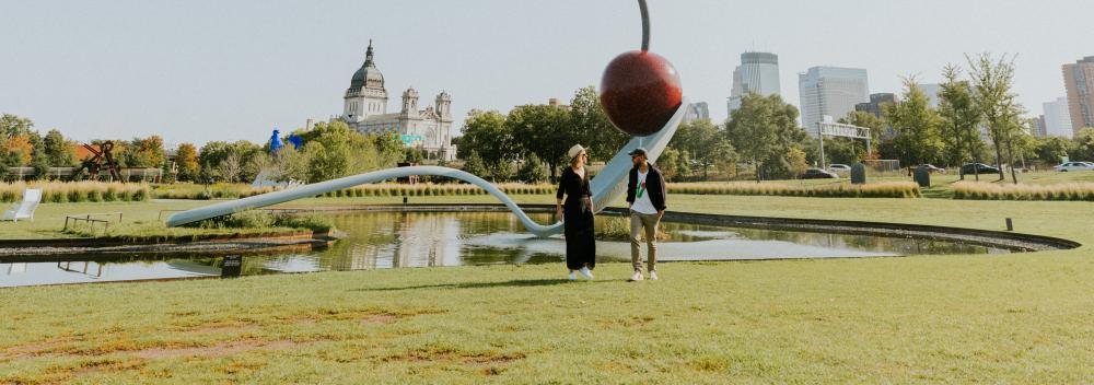 Observando la escultura Spoonbridge and Cherry en el Minneapolis Sculpture Garden (Jardín de Esculturas de Mineápolis) en Minnesota